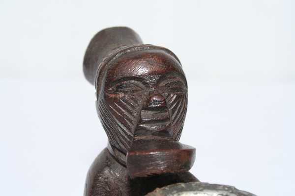 Teke(Pipe), d`afrique : Rép.démoncratique du Congo., statuette Teke(Pipe), masque ancien africain Teke(Pipe), art du Rép.démoncratique du Congo. - Art Africain, collection privées Belgique. Statue africaine de la tribu des Teke(Pipe), provenant du Rép.démoncratique du Congo., 1538/3435k.Belle pipe Teke.Elle représente un homme assis qui tient la pipe des mains et des pieds.Le fourneau est entouré d